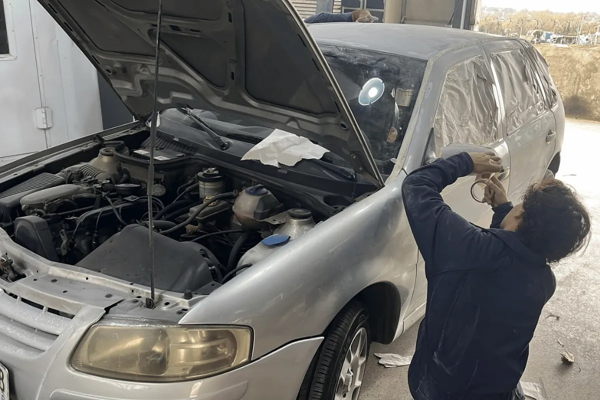 Orgullo UTU Malvín Norte: técnica, dedicación y aprendizaje en el taller de Carrocería y Estética del Automóvil 🚗✨